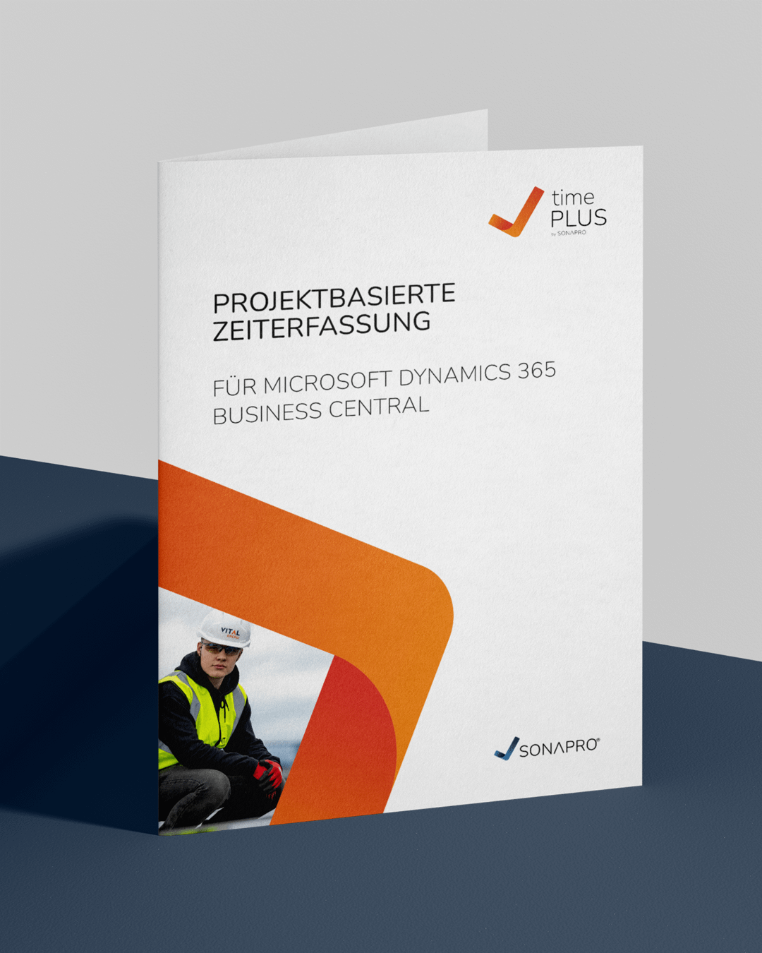 Das Bild zeigt die timePLUS Broschüre auf dunklem Tisch und hellem Hintergrund