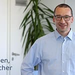 André Becher, Chief Technology Officer (CTO) bei SONAPRO, André im Hemd in einem Büro