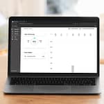 timePLUS Startseite auf Laptop vor einem hellem, verschwommenen Hintergrund