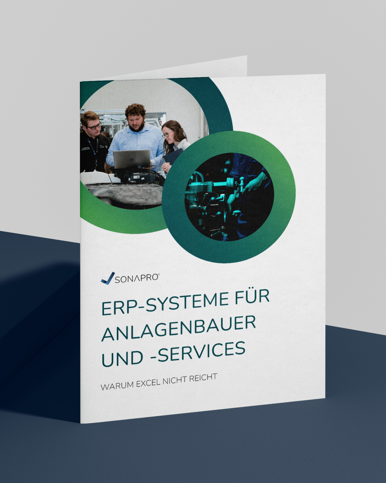 Das Bild zeigt das ERP-Systeme für Anlagenbauer Whitepaper auf dunklem Tisch und hellem Hintergrund