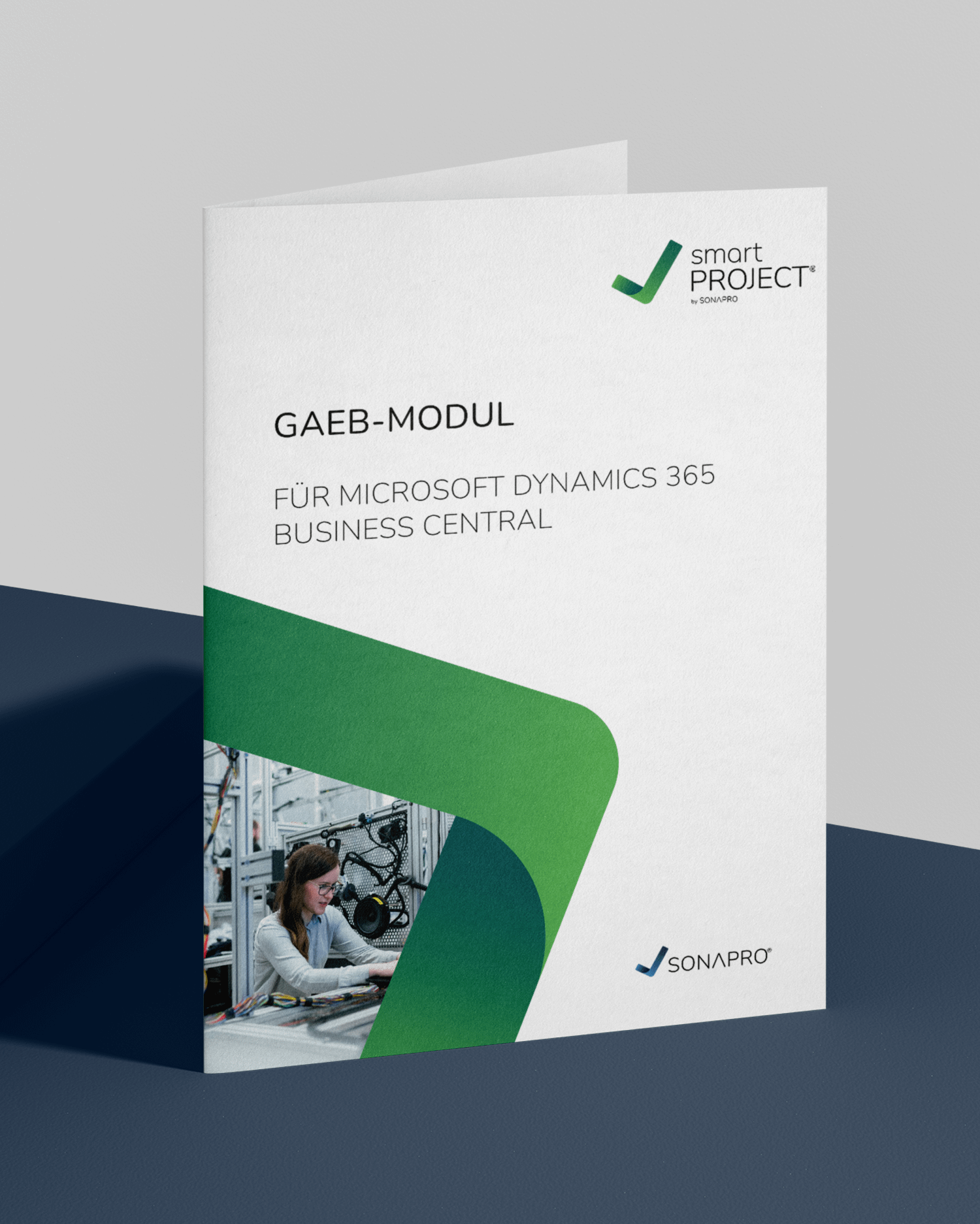 Das Bild zeigt die GAEB Modul Broschüre auf dunklem Tisch und hellem Hintergrund