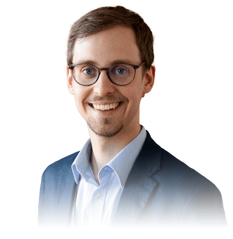 Bild eines Mannes im blauem Anzug, sichtbar bis zur Schulter und lachend in die Kamera schauend (Marius Knöfler)